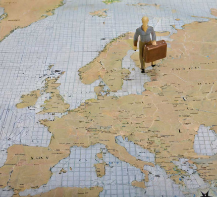 Figurine avec une valise sur un planisphère