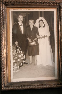 Une photo de mariage des parents de Sirma, avec l’une de ses grands-mères, à Ankara en 1969 © Collection particulière Sirma Oran, Atelier du Bruit.