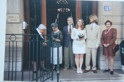 Mariage de Sirma et Jean-Patrick Martz en 1996 à Lyon. Le père (barbe et cravate) et la mère (tailleur marron) de Sirma entourent les jeunes mariés © Collection particulière Sirma Oran, Atelier du Bruit.