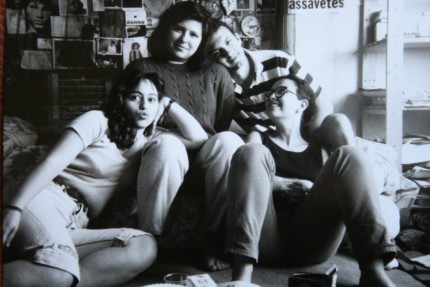 Sirma (à gauche) avec trois amis dans sa chambre universitaire, Lyon 1992 © Collection particulière Sirma Oran, Atelier du Bruit.