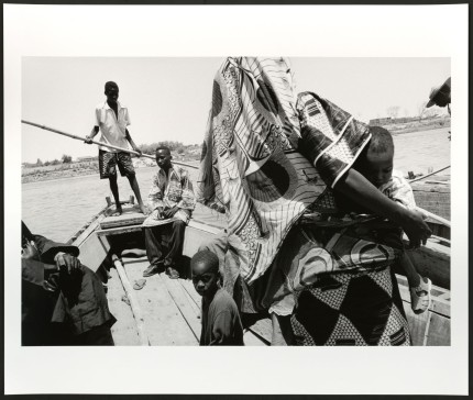 Photographie de Patrick Zachmann sur la traversée en famille du fleuve Sénégal