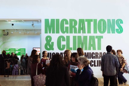 Photographie du vernissage de l'exposition "Migrations & climat"