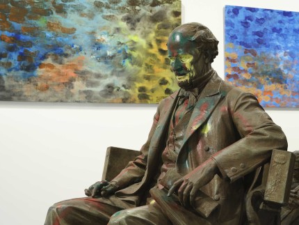 Vue de l’installation de "MONUMENTS", du 23 octobre 2025 au 3 mai 2026, au Geffen Contemporary at MOCA. 