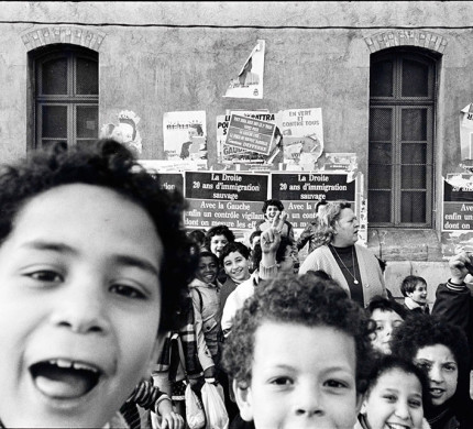 Marseille, boulevard Sévigné, sortie d’école, avant le second tour des élections municipales, 11/03/1983 © Photo : Jacques Windenberger. Musée national de l’histoire et des cultures de l’immigration