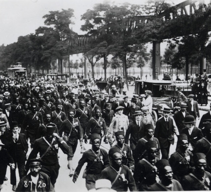 Les tirailleurs sénégalais défilent dans Paris en 1913. © Eric Deroo